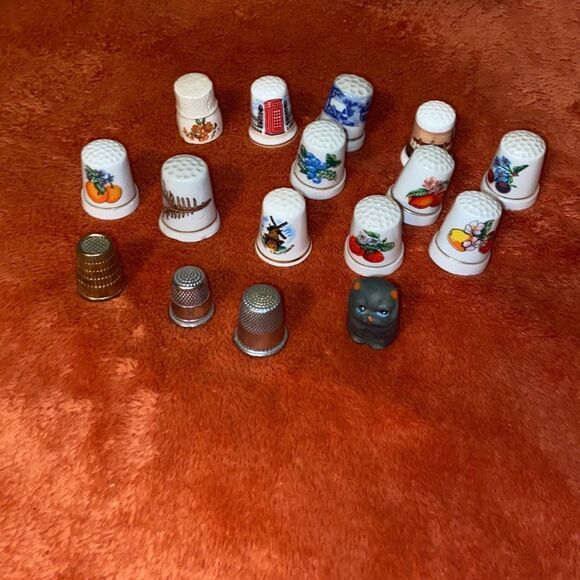 Antique Thimbles Collection With Display Wood Rack Lot 16p Metal & Porcelain - Picture 11 of 16